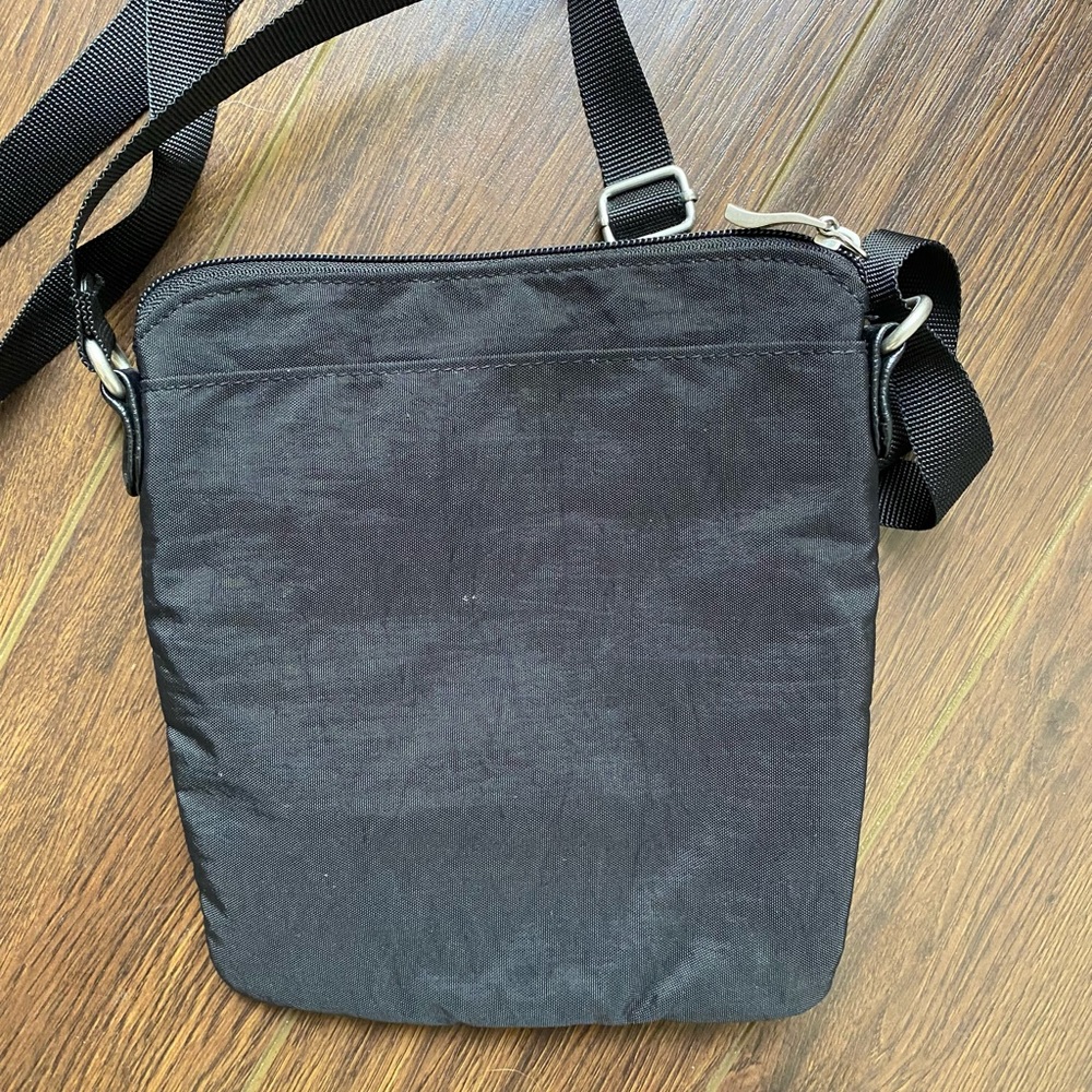 BAGGALLINI black crossbody with flap. Excellent condition! - Picture 3 of 5
